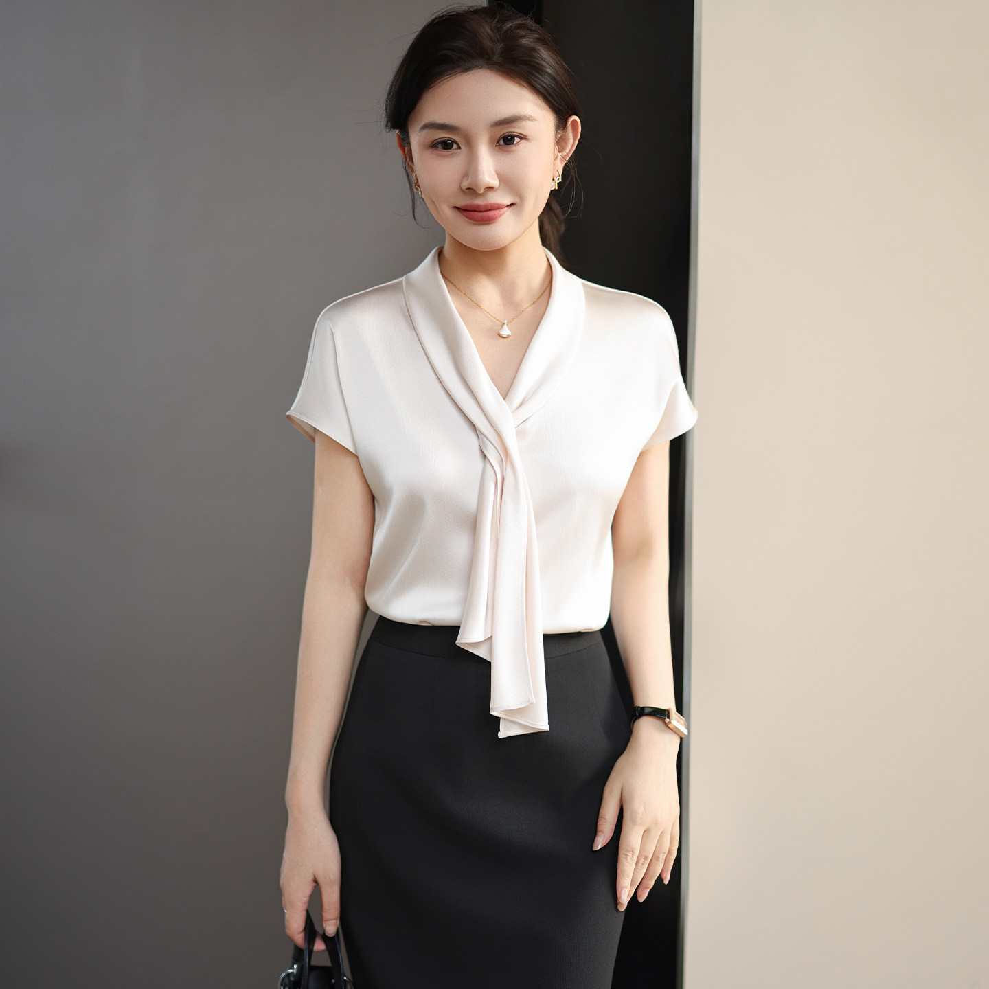法式香槟色短袖飘带衬衫女夏V领缎面衬衣气质通勤小飞袖上衣