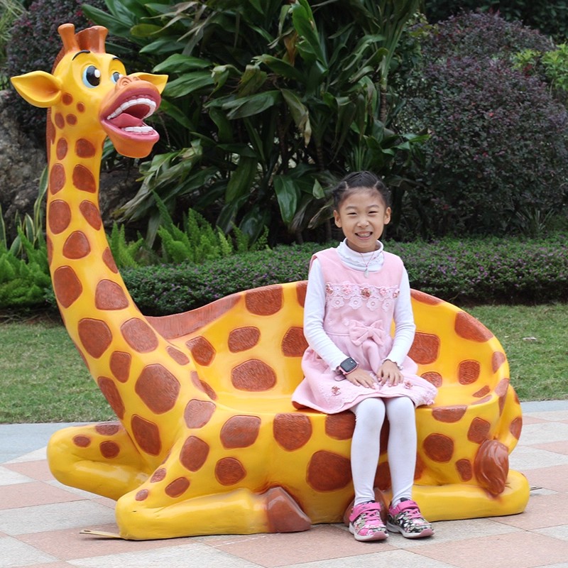 户外仿真动物长颈鹿坐凳摆件创意玻璃钢雕塑幼儿园林景区落地装饰