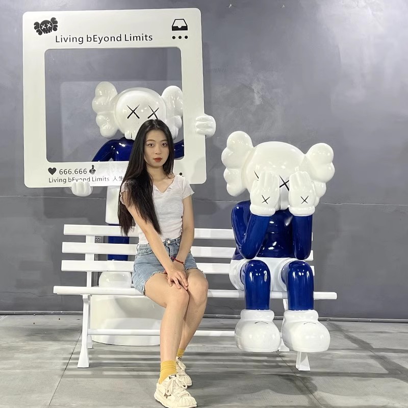 芝麻街kaws雕塑卡通潮玩公仔暴力熊摆件商场门口网红拍照打卡装饰