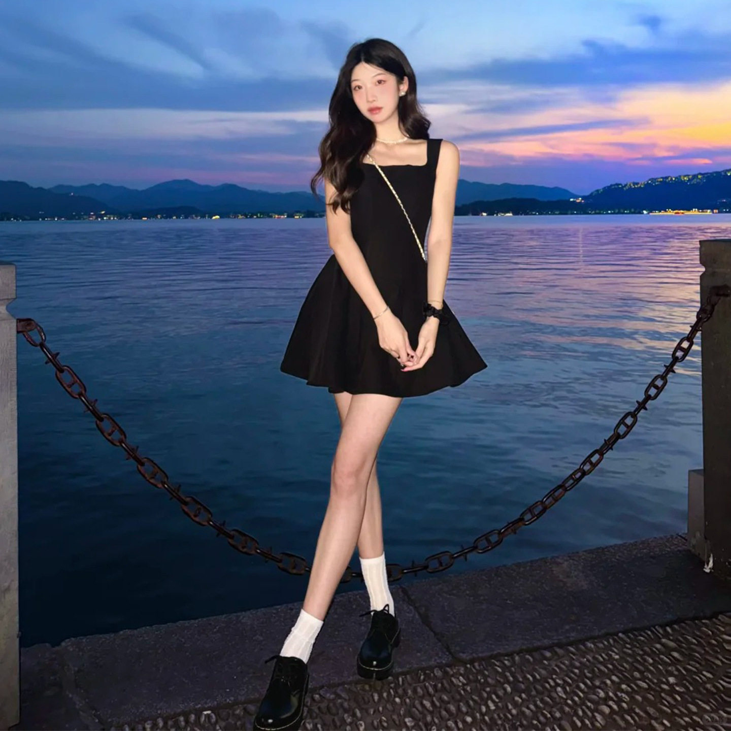 黑色掐腰连衣裙女夏2026新款巨好看显瘦吊带裙夏天a字小个子短裙