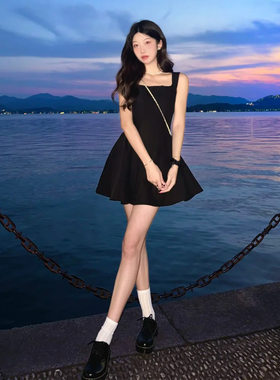 黑色掐腰连衣裙女夏2026新款巨好看显瘦吊带裙夏天a字小个子短裙