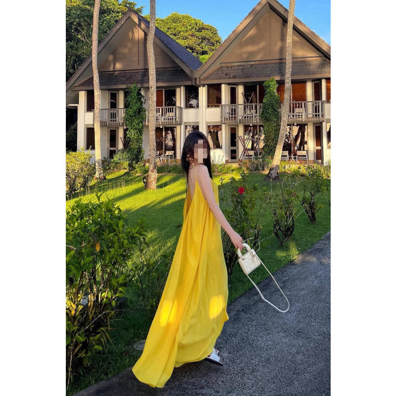 海边度假露背吊带连衣裙女夏季新款宽松a字裙温柔黄色长裙子