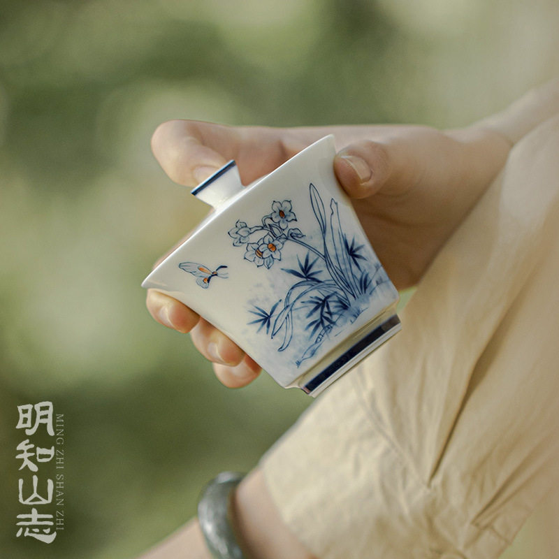 福玉龙明知山志手绘青花蝴蝶盖碗