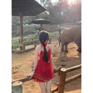 红色吊带连衣裙女2025夏季新款纯欲辣妹度假风显瘦a字短裙蛋糕裙