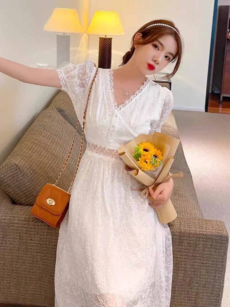 여름 새 스타일 허리를 감싸는 차 브레이크 프렌치 스커트 여성 중간 길이 V 넥 레이스 중공 첫사랑 화이트 드레스