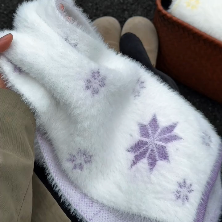 紫色控!一条毛茸茸紫色雪花围巾