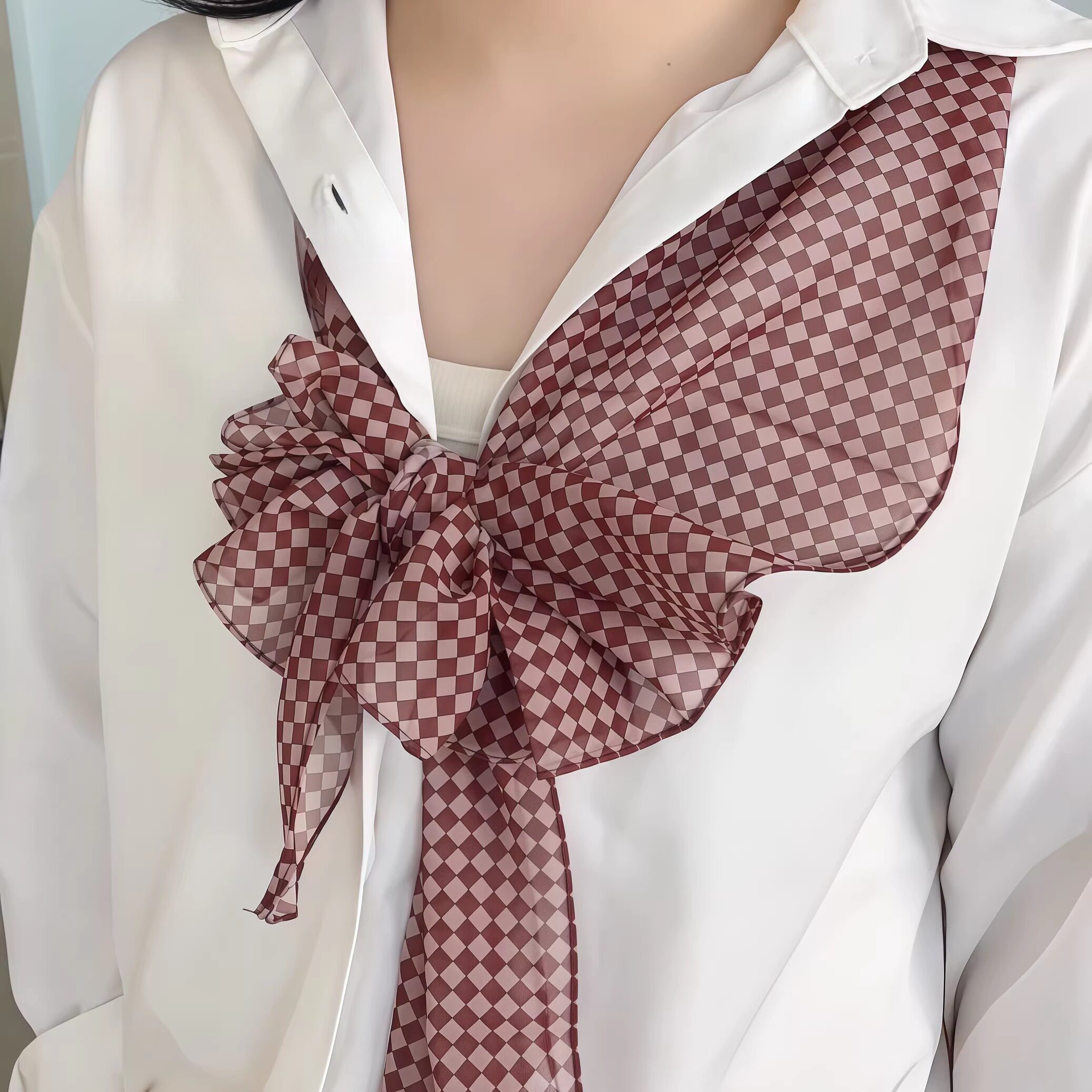 蝴蝶结衬衫:绝配!红色飘带丝巾