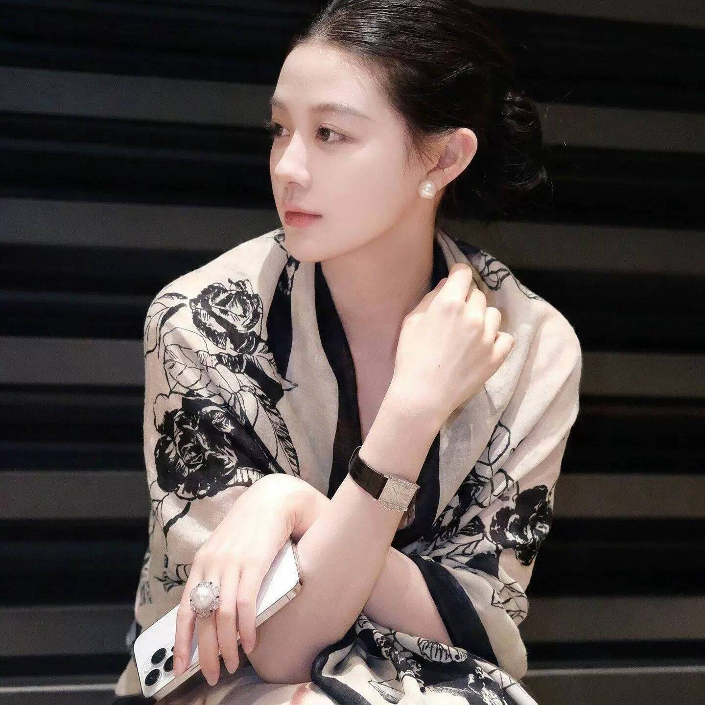 宫廷风黑色山茶花披肩外搭披风