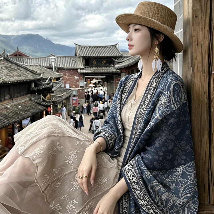 姐妹们~古镇旅拍想要出片的闭眼入!藏蓝色腰果印花披肩薄款披风