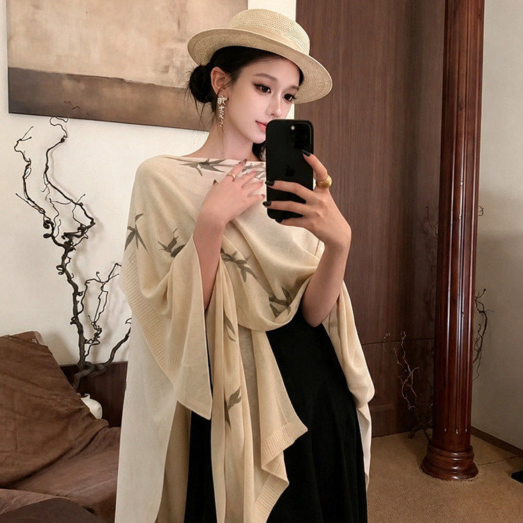 气质大女主!米色印花披肩