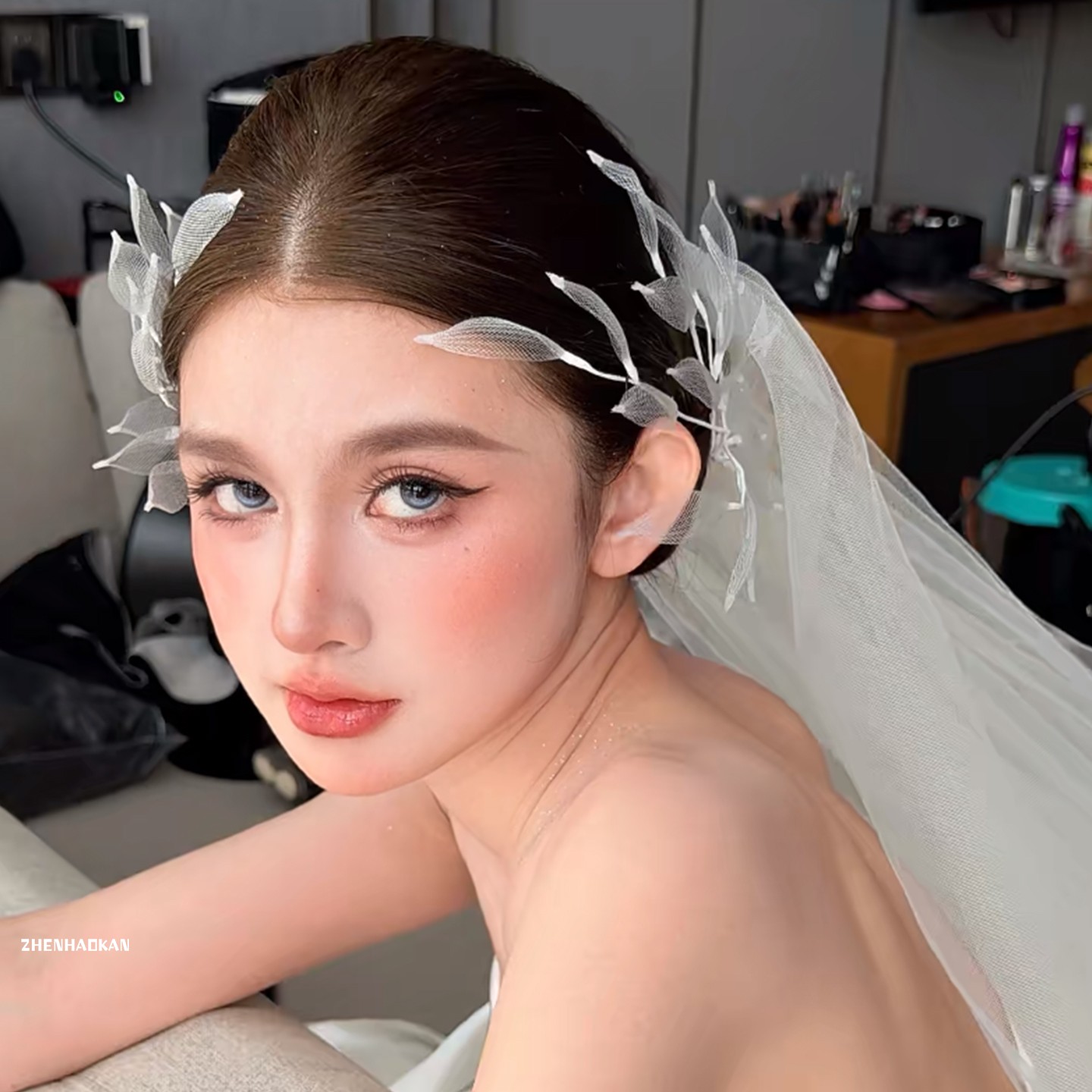 韩式极简婚纱造型！新娘羽毛头饰图片