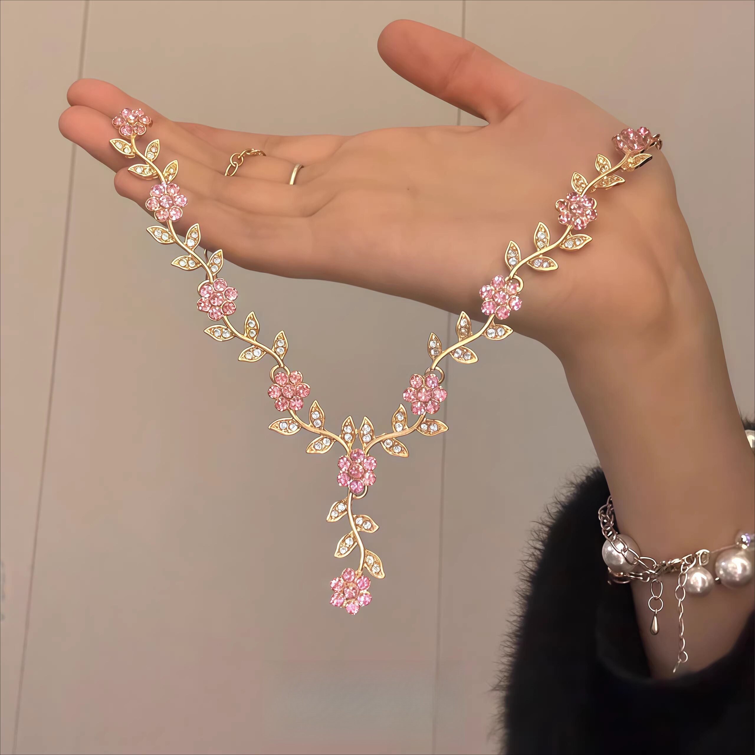 春日浪漫~温柔甜美粉色花朵项链精美爆闪满钻颈部配饰锁骨链拎环