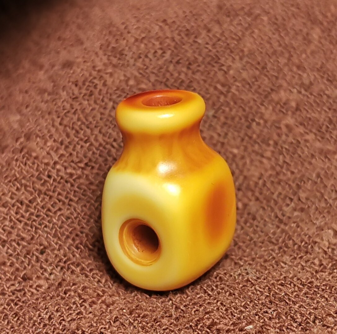 西藏文玩11.8*19.5mm老黄色料器树脂老改手工打磨三通佛头配件款