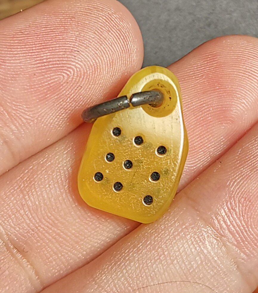 西藏文玩黄色树脂料器咒点卡子滴溜吊坠挂件测挂DLY饰品配饰