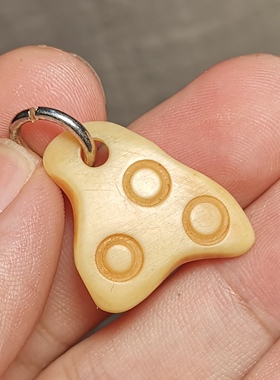 藏系文玩19*21mm老白色手工打磨三眼咒点卡子滴溜测挂一物一图牌