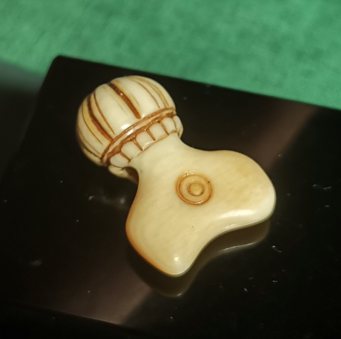西藏老改奶白色一物一图钺刀咒点图腾手工雕刻吊坠挂件测挂背云款