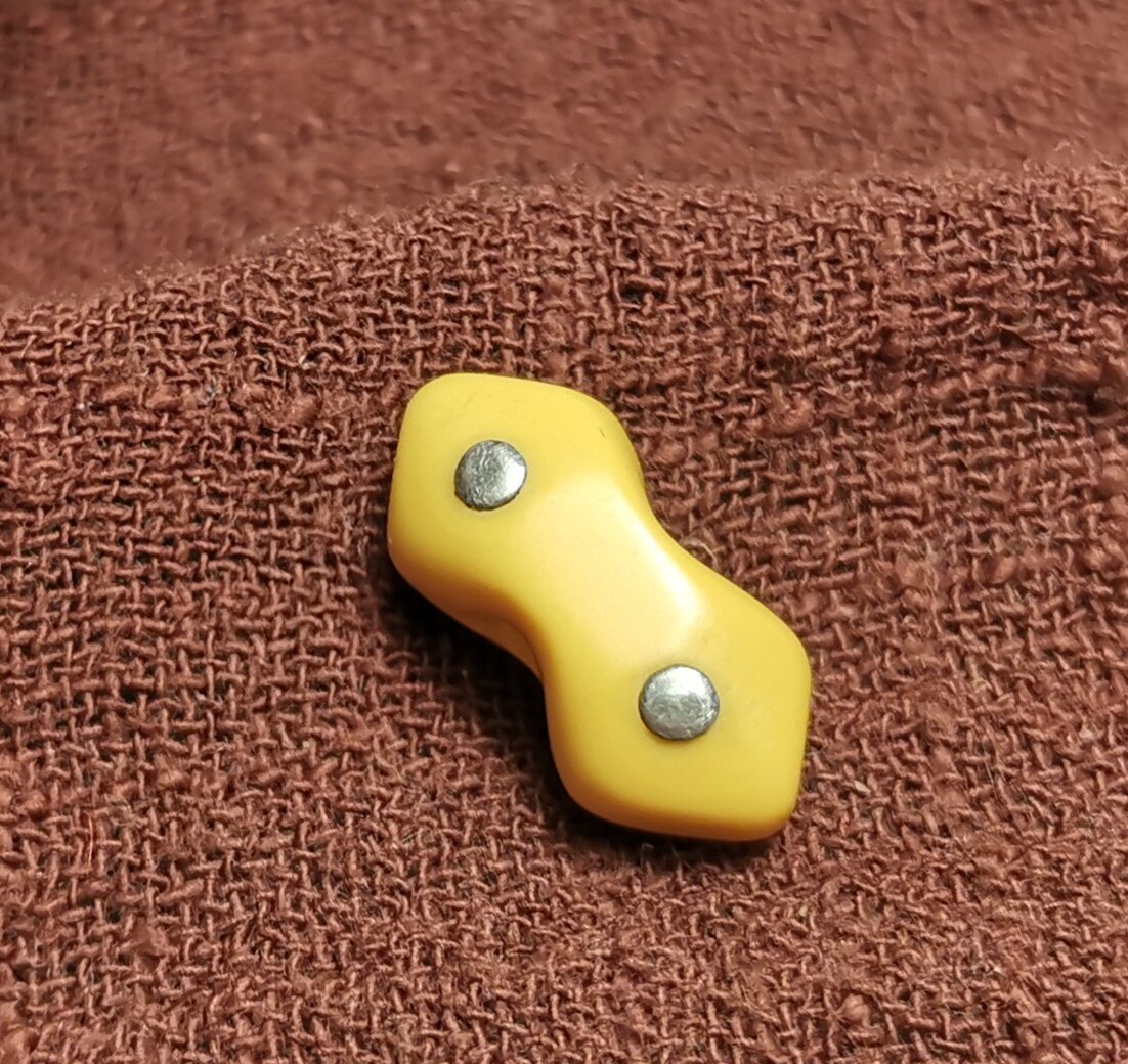 西藏文玩手工打磨黄色料器树脂金刚杵白铜钉镶嵌配饰配件背云吊坠