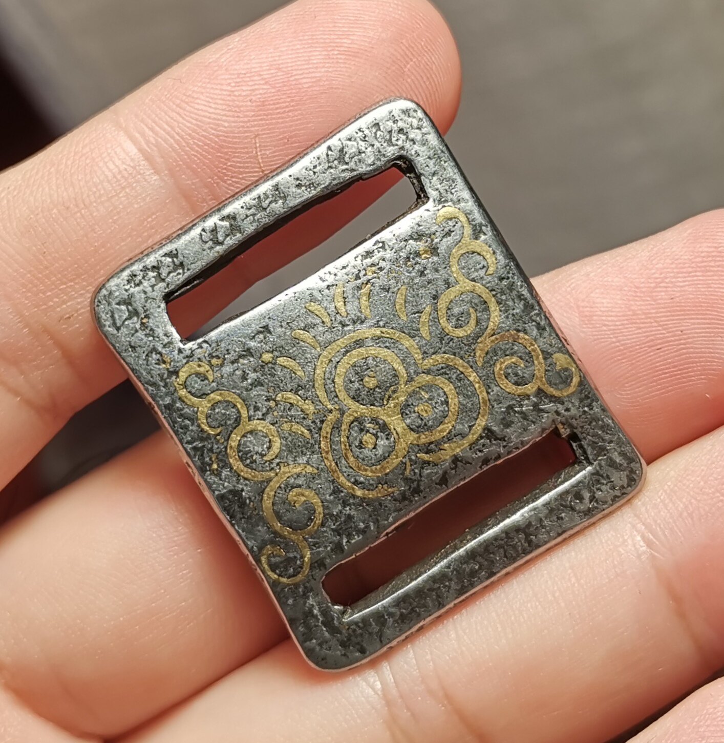 西藏文玩29*36mm铁质寒铁手工镶嵌铜阳花咒点图腾经书扣挂件吊坠