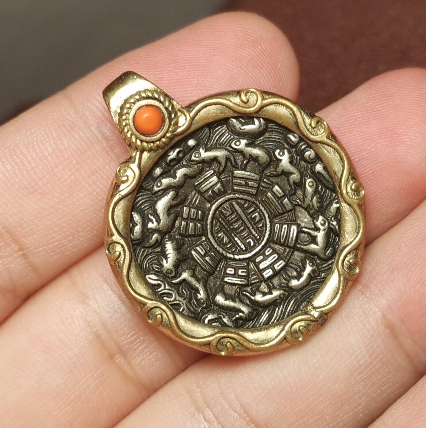 牧区古玩29mm藏银色白铜手工黄铜包边小尺寸九宫八卦牌挂件包挂牌
