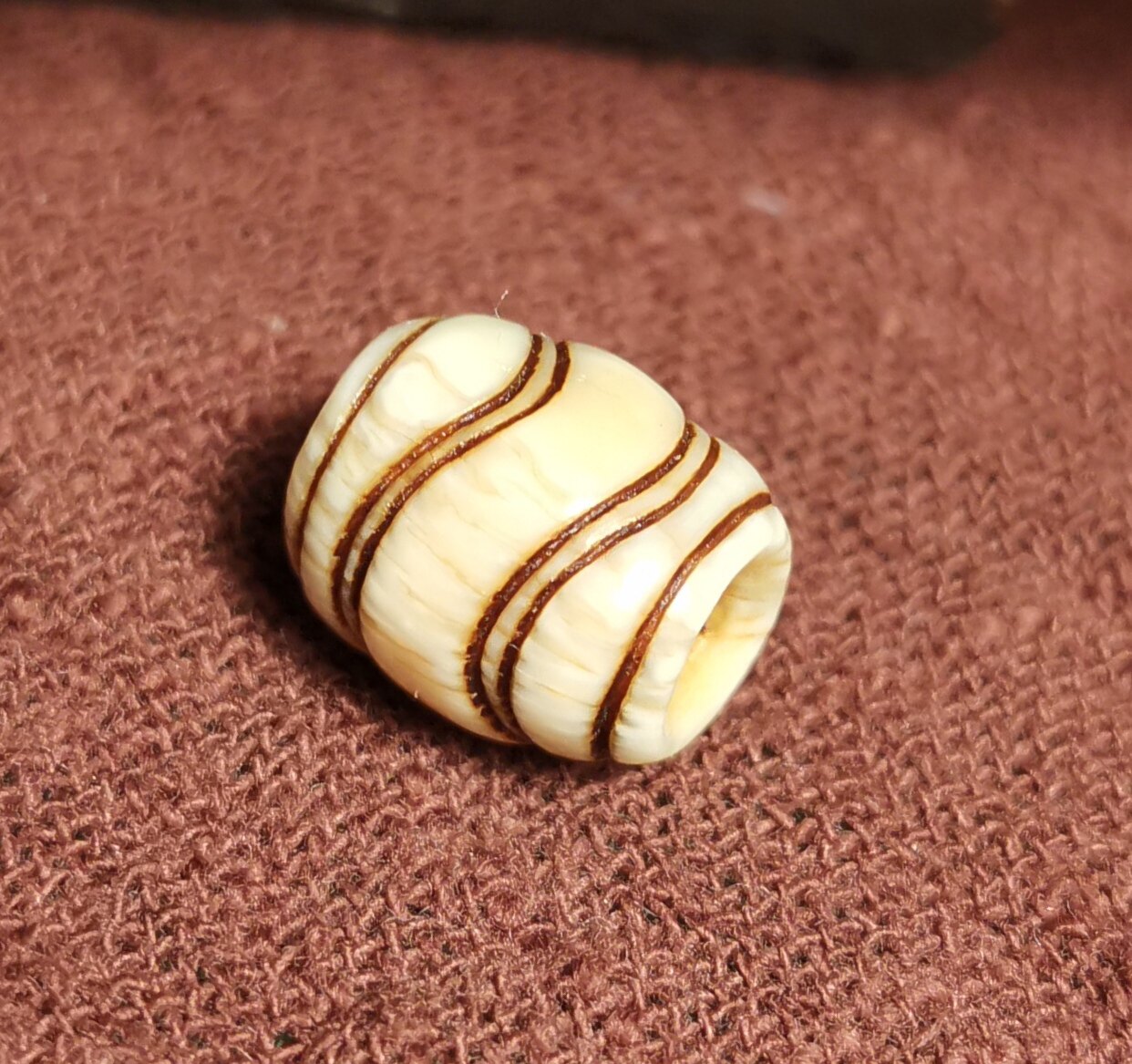 西藏文玩老白色果冻白老改双水纹虎牙天珠10*12mm一物一图佩珠款