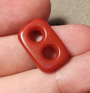 西藏文玩红色料器树脂手工打磨二饼挂环挂扣双孔道饰品配饰挂件环
