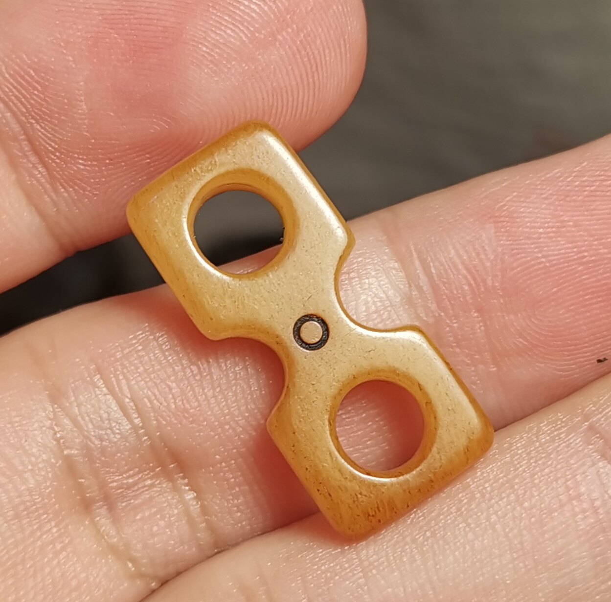 西藏文玩3*11*20mm牦牛骨玉化灵骨手工打磨单眼咒图腾二饼挂环diy