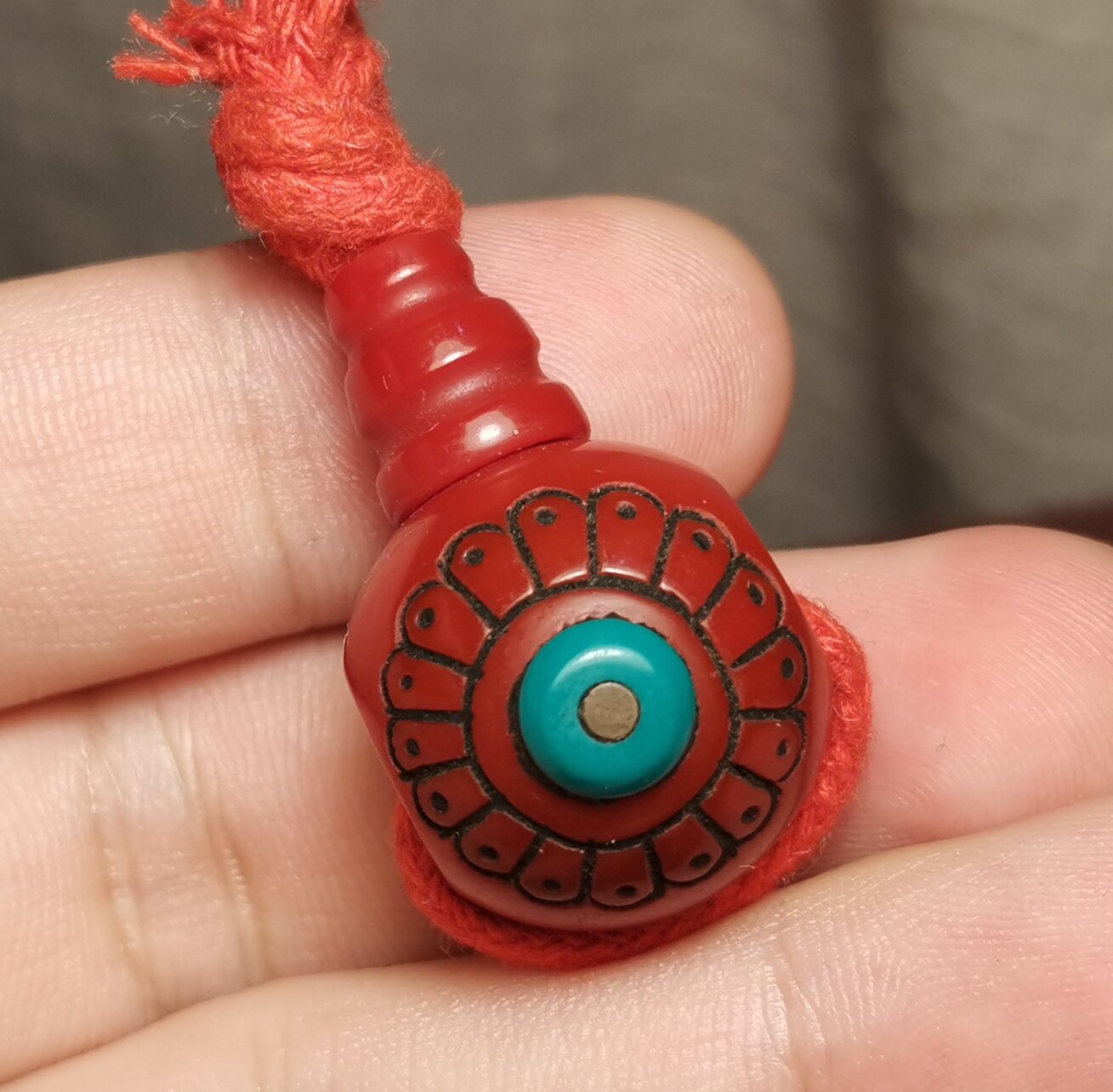 藏系文玩19*30mm红色料器树脂手工雕刻格桑花图腾三通佛头饰品diy