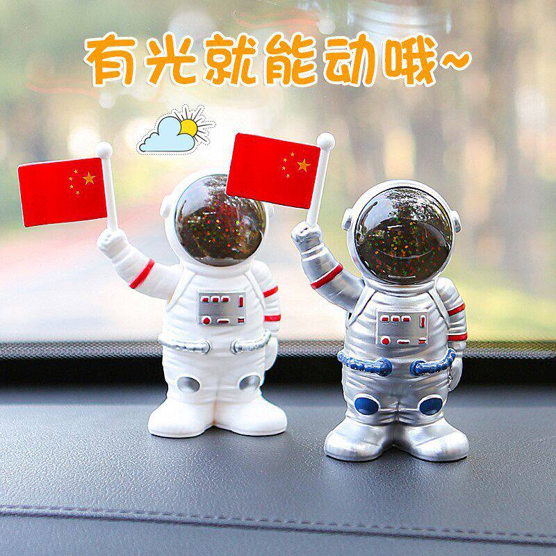 汽车太空人摆件太阳能摇