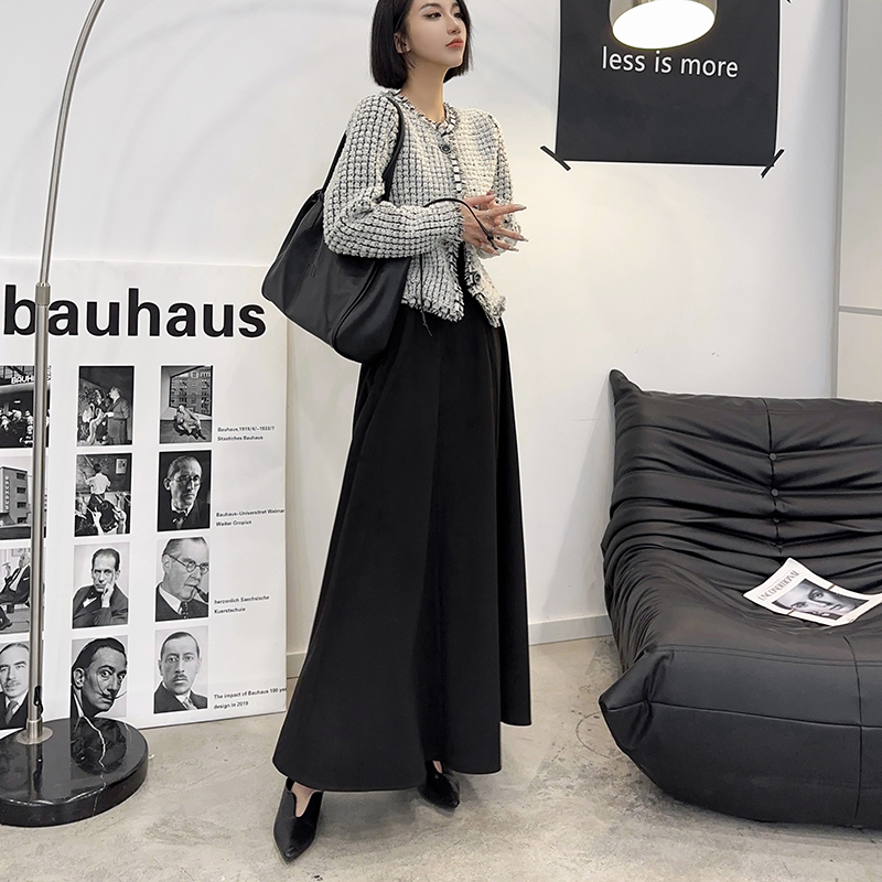 极简风灵动黑色A字半身裙女秋冬