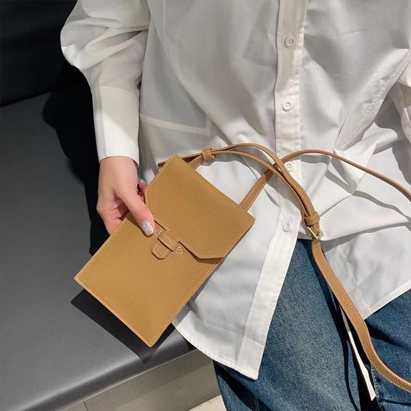 简约真皮迷你竖款手机包潮