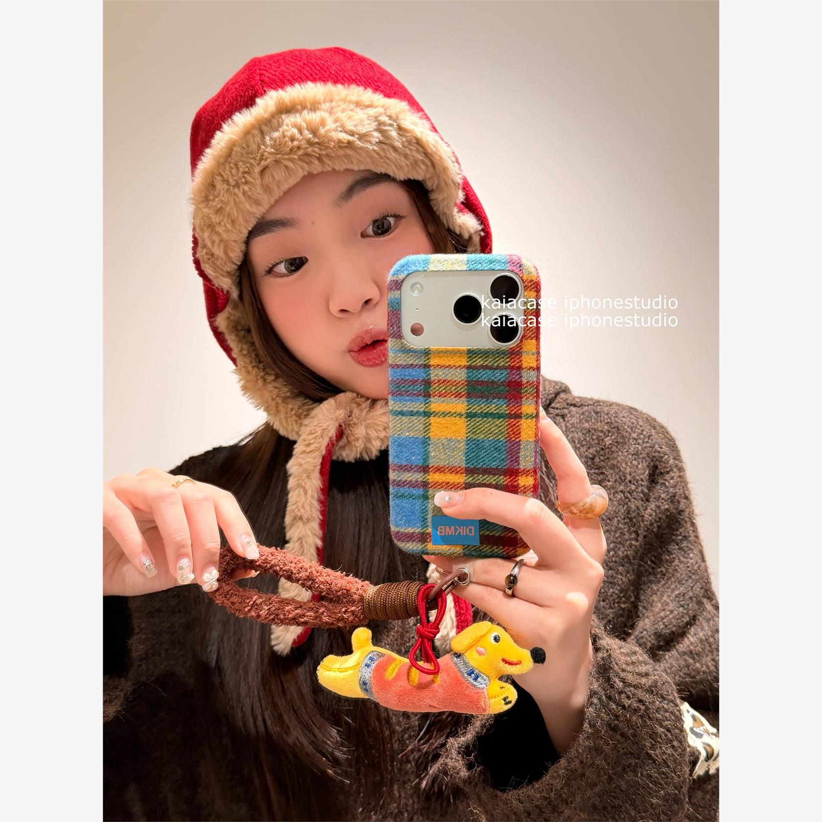 kaia 秋冬款彩色格纹绒布狗狗适用苹果17promax手机壳iphone16pro新款15女14pro腕带挂绳13pro全包防摔手机套