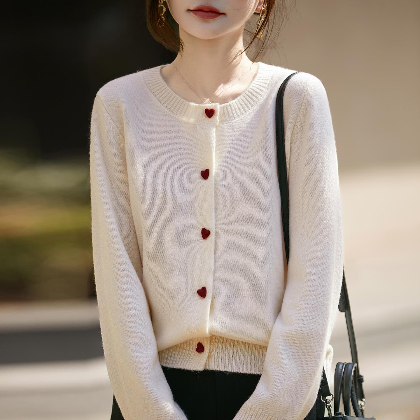 ROUMIKL法式设计感彩扣精纺毛针织开衫女2025新款宽松加厚保暖miu