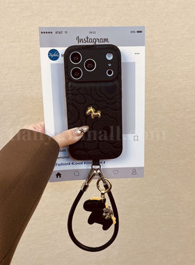 恬妤 小香风黑色山茶花纹立体小金马适用于iphone17pro手机壳苹果14promax皮质16福袋马挂件13pro复古15小众