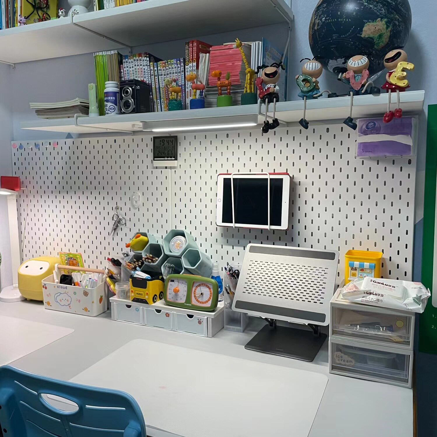 宿舍儿童学习书桌收纳洞洞板上的配件挂钩宜家长孔置物架挂篮盛具