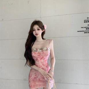 粉红色花朵刺绣吊带连衣裙女夏季修身辣妹短裙显身材收腰包臀裙子
