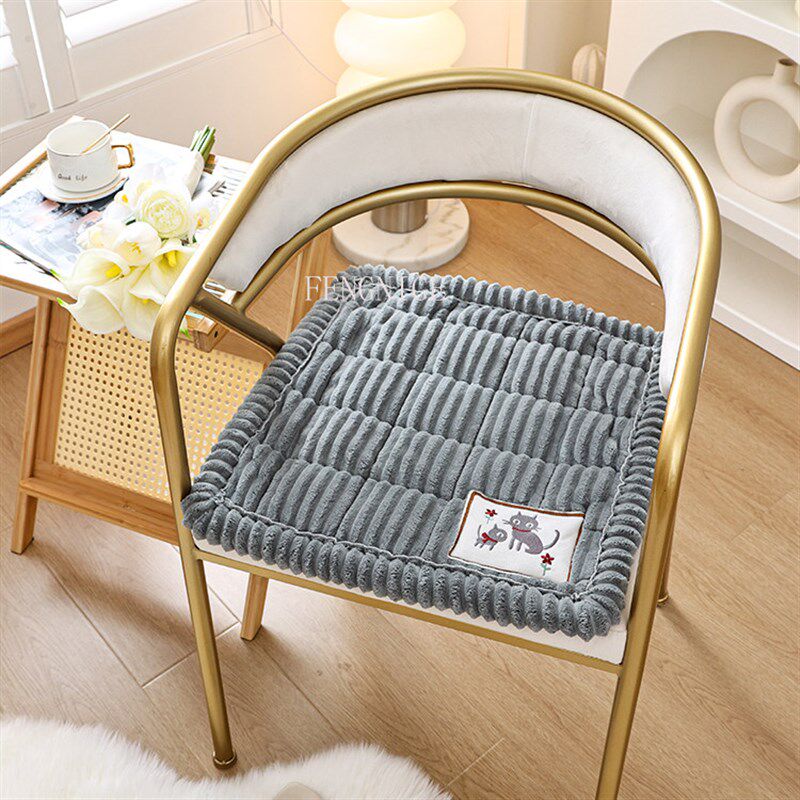 毛绒坐垫可爱汽车垫电脑椅子垫办公室久坐加厚垫子秋冬防滑凳垫