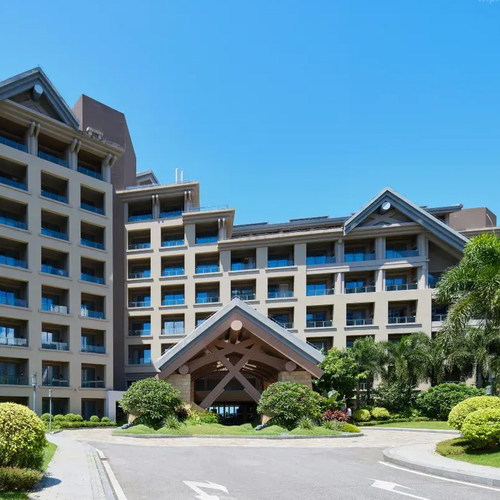 【住】豪华园景房/舒适园景双床房/豪华海景房或亲子海景双床房1-2晚 【食】两大1小（1.2米以下小孩）潮汕特色早餐+首晚蚝牛卤香帽锅1份 【玩】丝路奇兵游玩体验+金町湾景区游玩攻略 【享】免费停车，一次性洗漱用品