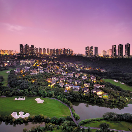 住高级房1间2晚+次日双人自助早餐 享高尔夫体验30分钟体验 集高效商务、休闲旅游为一体的城市度假酒店 亲子度假好去处，便捷打卡周边多热门景点，地理位置得天独厚，靠近机场
