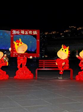 2026新年马雕塑马年发光吉祥物玻璃钢户外景区商广场打卡美陈装饰