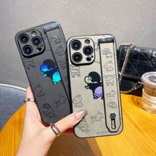 适用苹果15promax手机壳蜡笔小新手腕带14pro腕带14pro支架iphone13pormax镜头全包防摔iphonr12pormax皮质