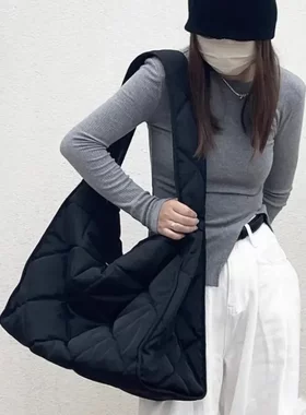 大容量棉服秋冬2025新款百搭轻便时尚通勤单肩斜挎包饺子托特包
