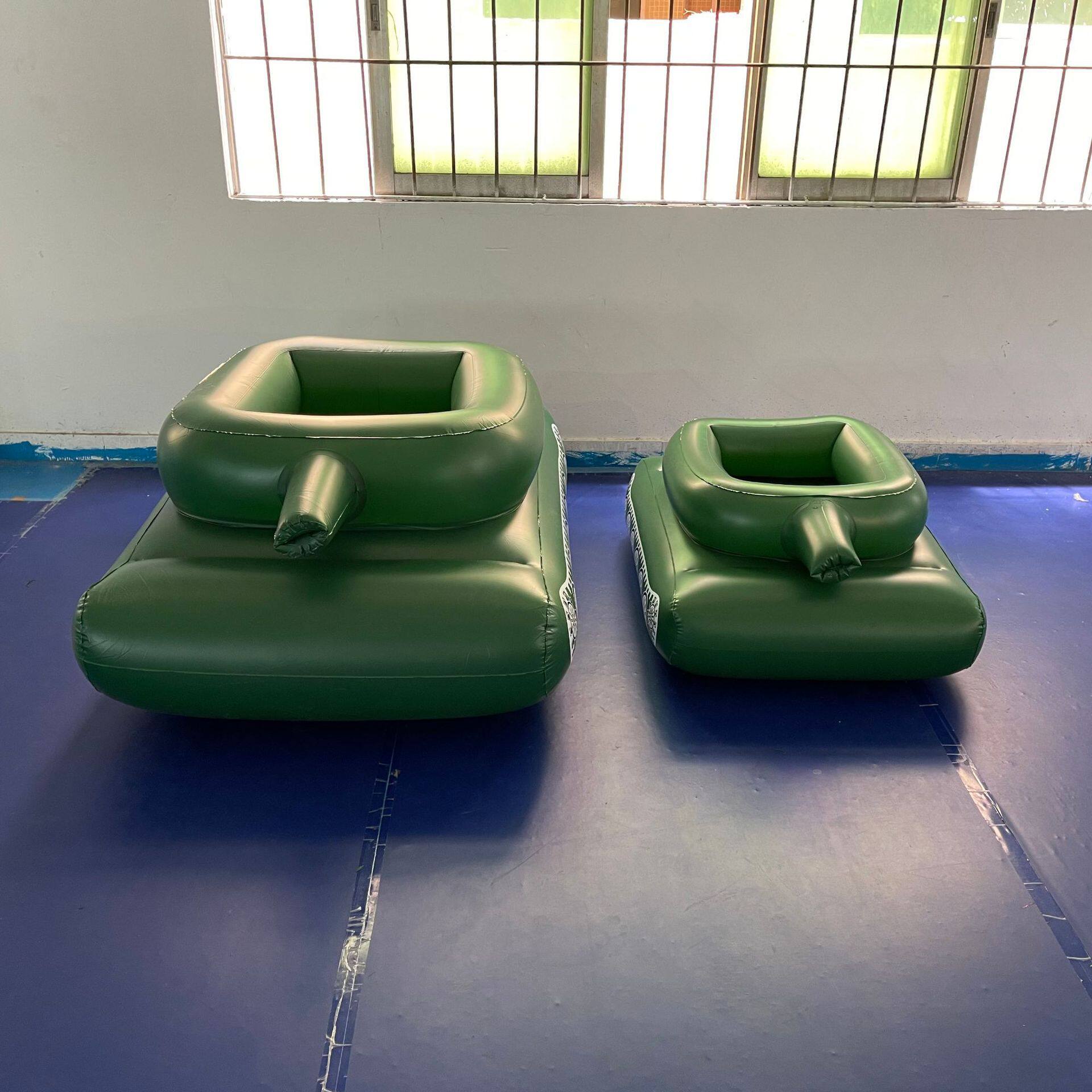 厂家直销充气喷水坦克水上对战玩具TANK泳池派对戏水喷水车游泳圈