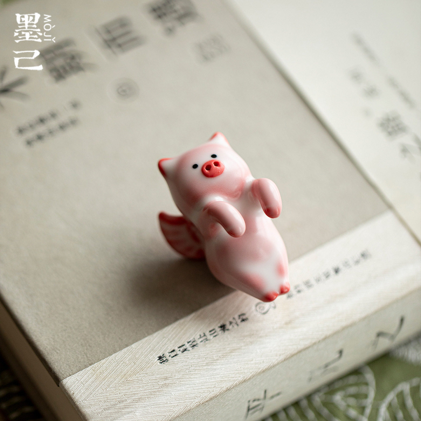 墨己创意陶瓷小飞猪盖碗挂件茶杯挂饰摆件家用茶宠茶拨架茶道配件