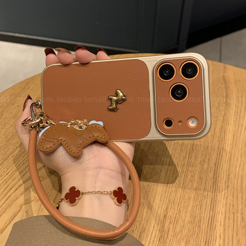 棕皮纹小金马适用苹果17promax手机壳新款简约iPhone16pro高级感15pro带腕带绳14plus复古13PM全包12防摔外壳