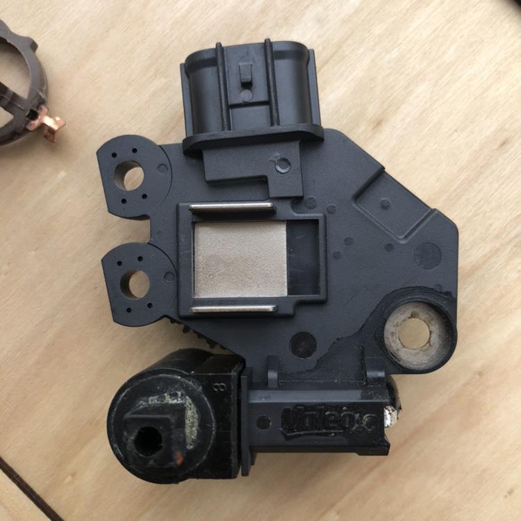 适用于焕驰朗动瑞纳IX35福瑞迪智跑凯绅K2K3k4K5悦动发电机调节器