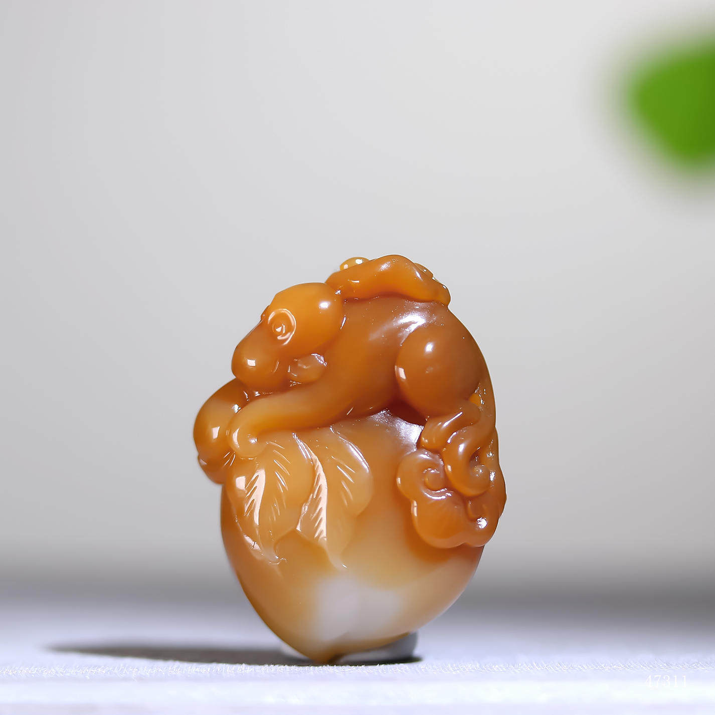 和田玉灵猴献寿高品质且末糖白男女款红润如蜜24.5g2天鉴赏带证书