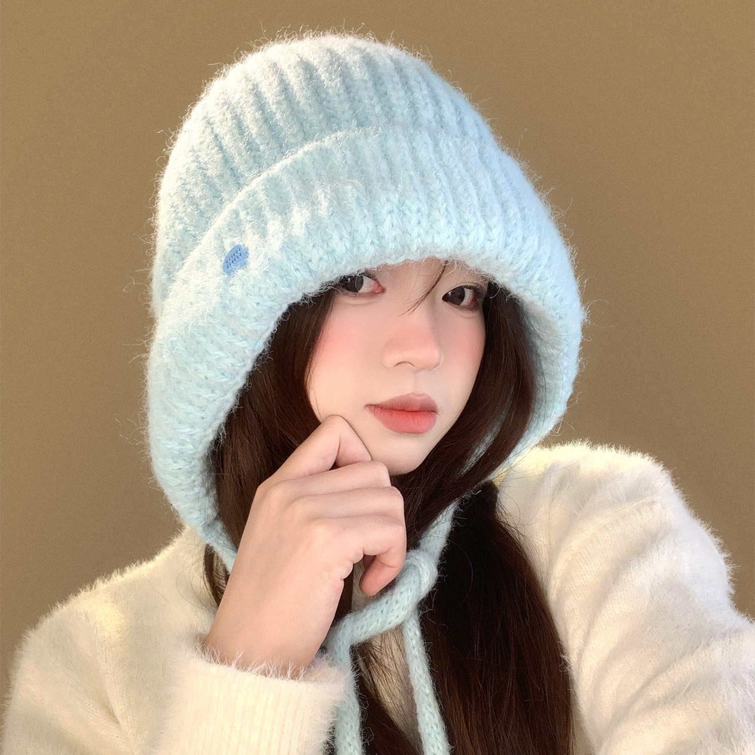 蓝色毛球针织护耳帽女