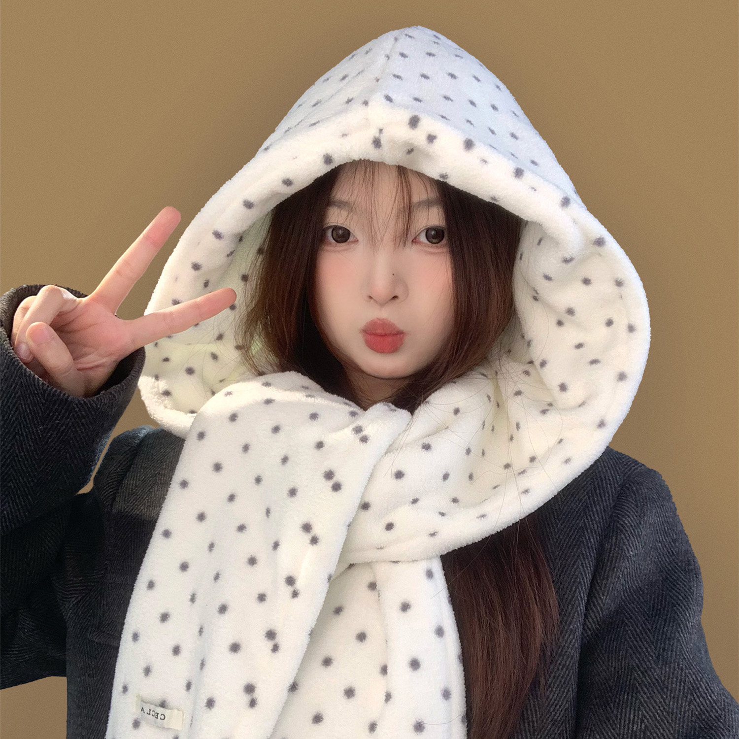 白色波点毛绒帽子围巾一体