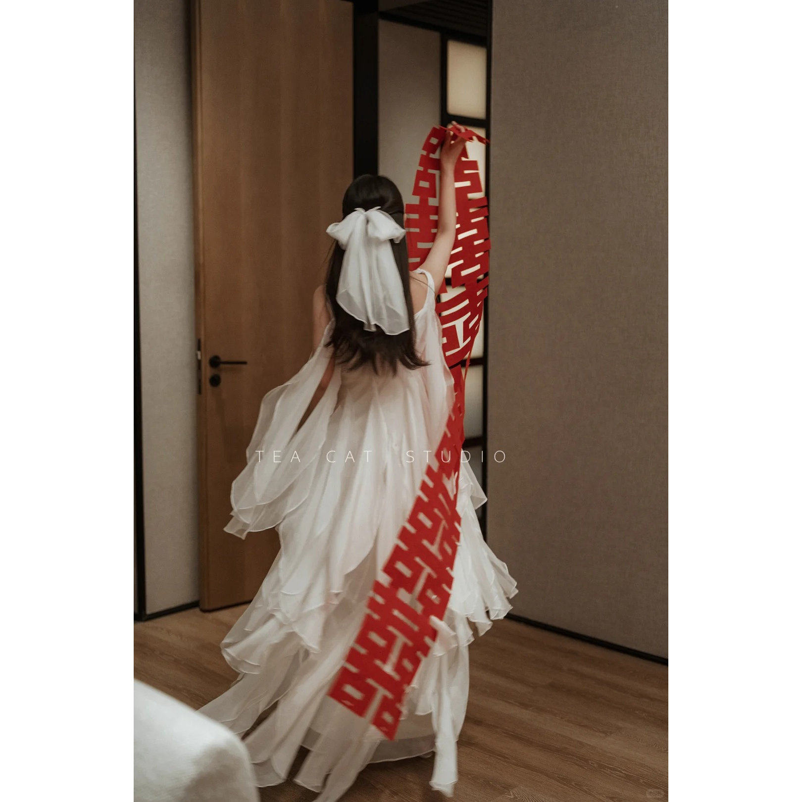 结婚新娘晨袍拍照道具婚礼对联喜字背景接亲游戏创意摆拍出片神器