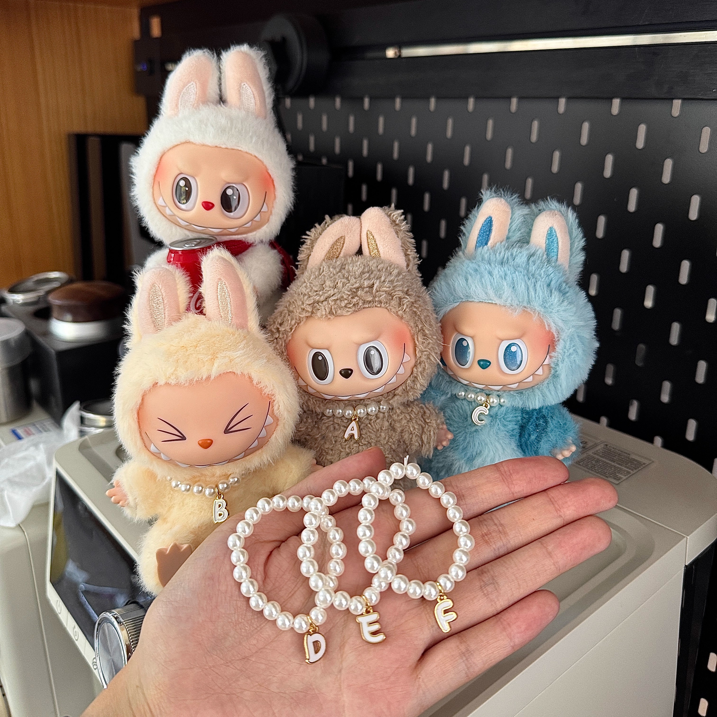 拉布布娃衣珍珠26字母项链labubu娃衣配件前方高能通用配饰道具